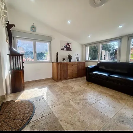 Air-conditioned With Pool Bages